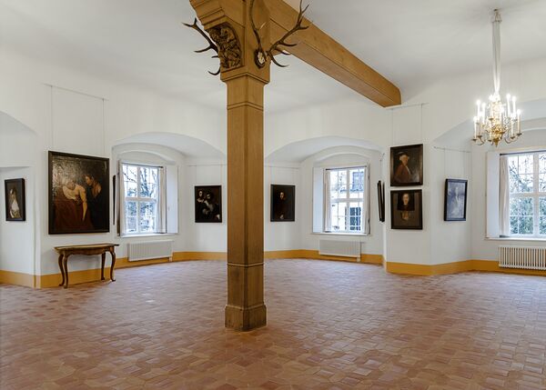Festsaal mit Geweihen und Gemälden im Schloss Königswusterhausen 