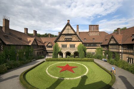 Garten mit rotem Blumenstern vor dem Schloss Cecilienhof 
