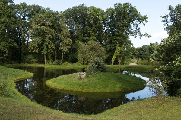 Blick auf die Insel mit „Tintenfass“ im Schwarzen Meer im Park Babelsberg 