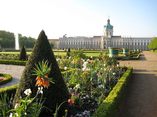 Blick über Blumenbeete im Schlossgarten Charlottenburg am Schloss Charlottenburg