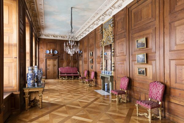 Vue dans la galerie de porcelaine à panneaux de bois avec vases et assiettes 