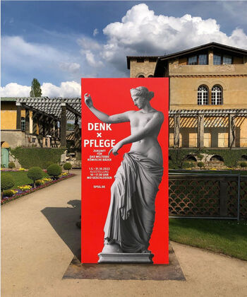 DENK × PFLEGE, Ausstellungsplakat vor den Römischen Bädern