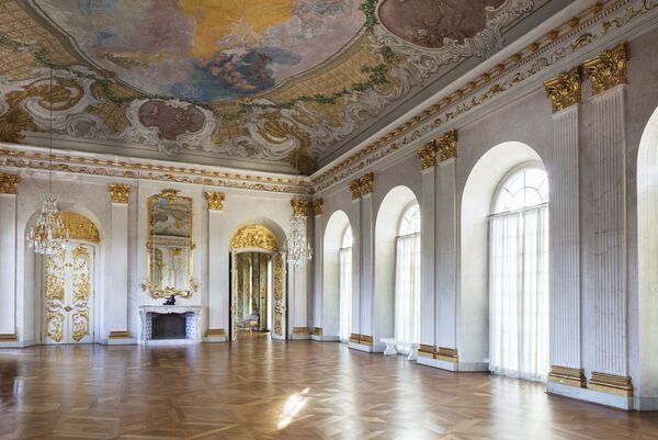 Blick in den großen Speisesaal des Neuen Flügel mit Deckenmalerei.  
