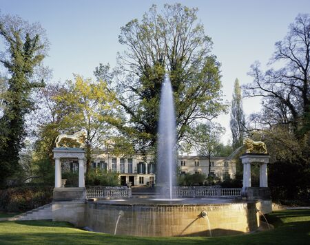 Schlossgarten Glienicke, Blick über die Löwenfontäne zum Schloss