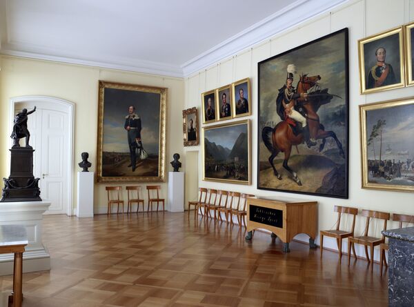 Raum 317 im Neuen Flügel mit vielen Gemälden an der Wand 